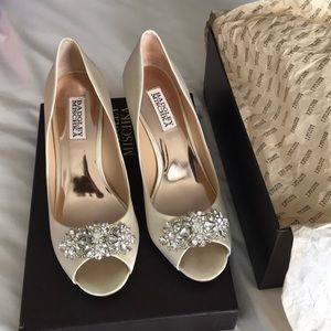 Badgley Mischka Dara 7.5 ivory satin wedges